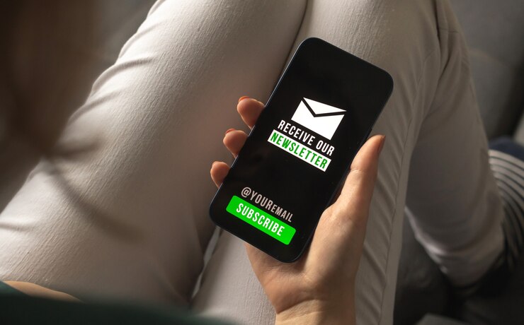 Foto mulher junta-se ao boletim informativo. tecnologia web e fundo de conceito de email marketing. telefone celular com foto de close da página de inscrição no boletim informativo