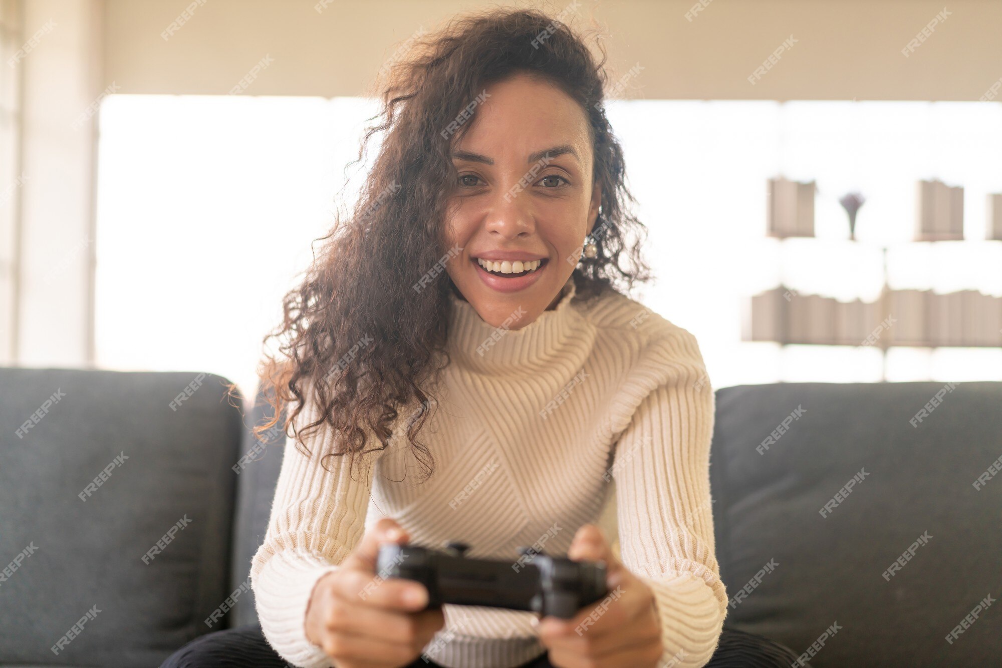 Uma Garota Com Um Gamepad Em Suas Mãos Joga Um Videogame