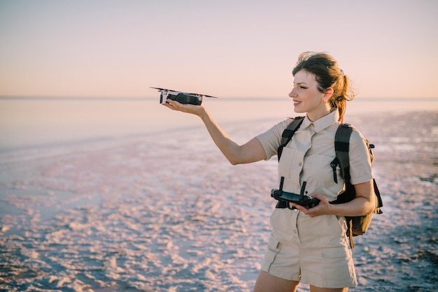 Mulher lança um drone