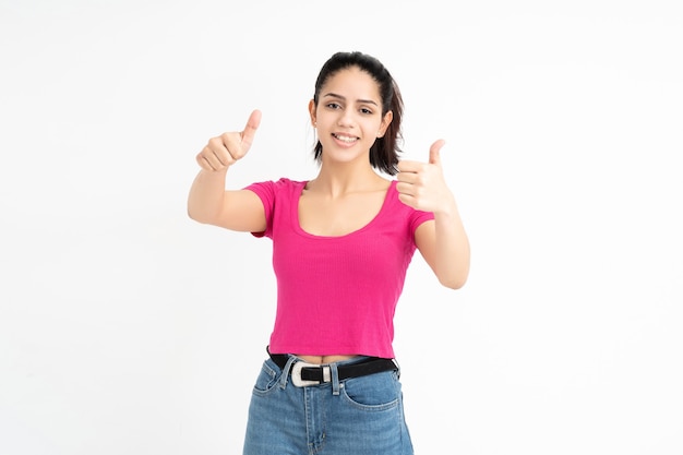 Mulher latina apontando com os dedos no fundo branco