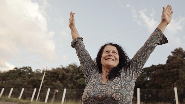 Mulher latina brasileira sorridente na fazenda alegria positiva e amor