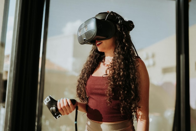 Mulher latina com óculos de realidade virtual. Conceito de tecnologia do futuro.