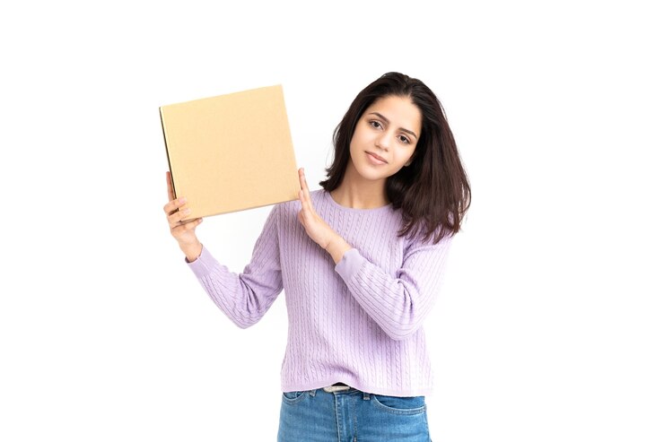 Foto mulher latina com uma caixa de papelão nas mãos em branco