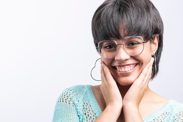 Foto mulher latina de cabelo curto sorrindo com óculos no fundo branco