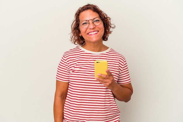 Mulher latina de meia-idade isolada no fundo branco feliz, sorridente e alegre.