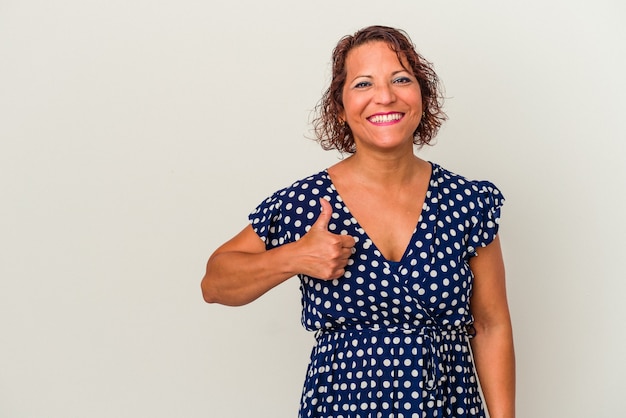 Foto mulher latina de meia-idade isolada no fundo branco, sorrindo e levantando o polegar