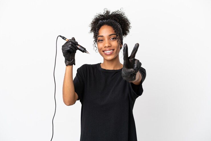 Foto mulher latina do tatuador isolada no fundo branco sorrindo e mostrando o sinal da vitória