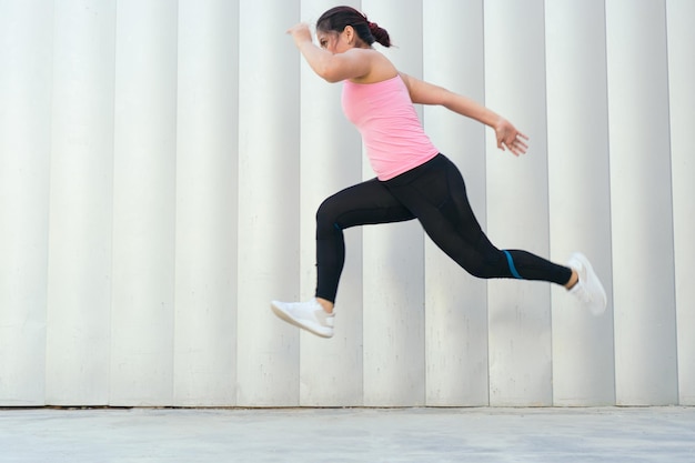 Mulher Latina durante a corrida no parque