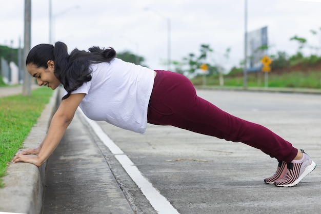 mulher latina fazendo flexões