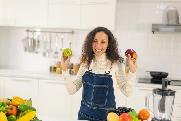 Mulher latina fazendo suco na cozinha