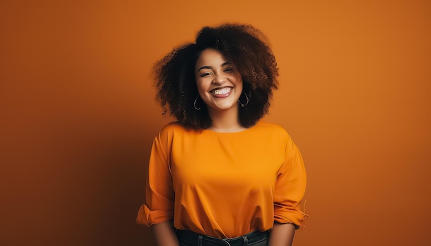 mulher latina feliz com suéter cor laranja rindo