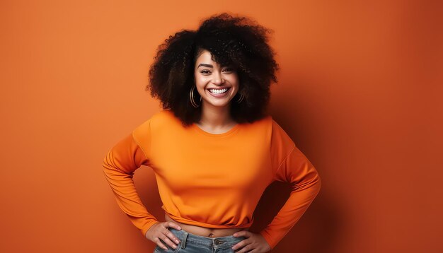 mulher latina feliz em suéter de cor laranja rindo