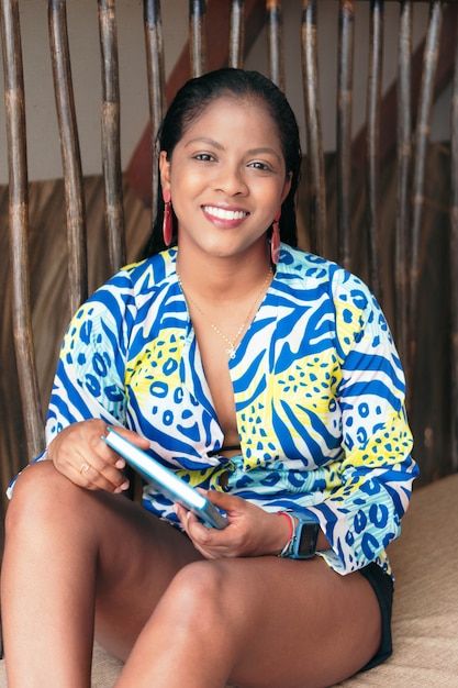 Mulher latina feliz posando em casa e olhando para a câmera.