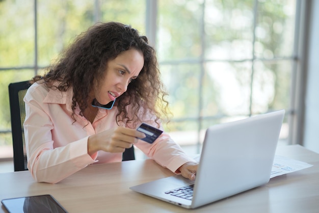 Mulher latina gritando com o funcionário do banco. Não está feliz com o saldo do cartão de crédito.