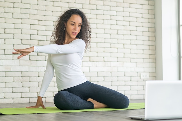 Mulher latina influenciadora ensinando ioga online