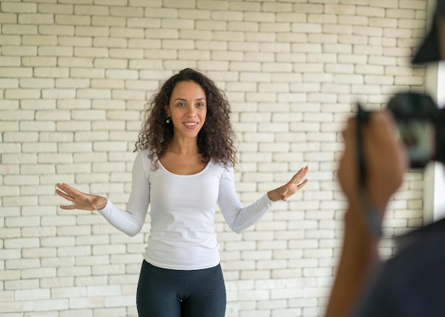 Mulher latina influenciadora falando com a câmera - conceito de conteúdo online