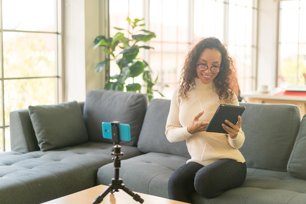 Mulher latina influenciadora gravando vídeo e falando com a câmera para blog - conceito de conteúdo online