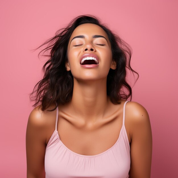 Foto mulher latina isolada em fundo rosa bocejando mostrando um gesto cansado cobrindo a boca