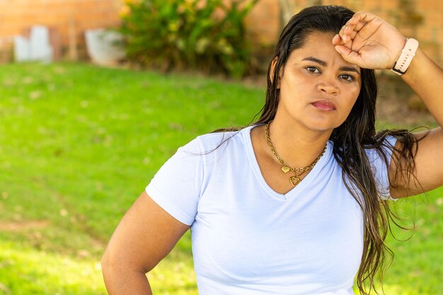 Foto mulher latina na área verde no brasil