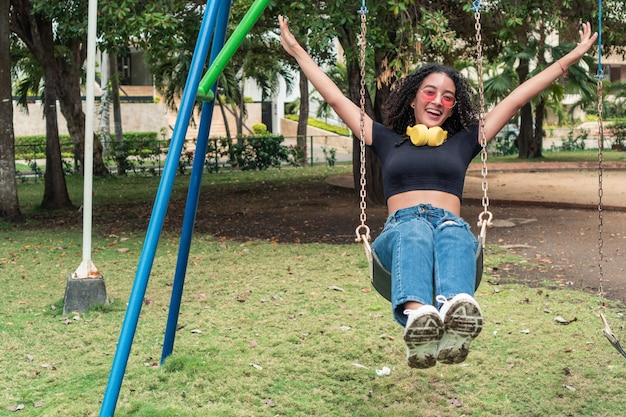 Mulher latina se divertindo no parque