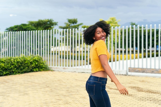 Mulher latina se divertindo no parque