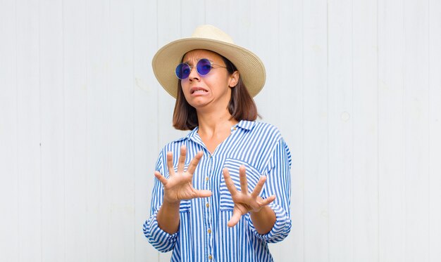 Foto mulher latina se sentindo enojada e nauseada, se afastando de algo desagradável, fedorento ou fedorento, dizendo eca