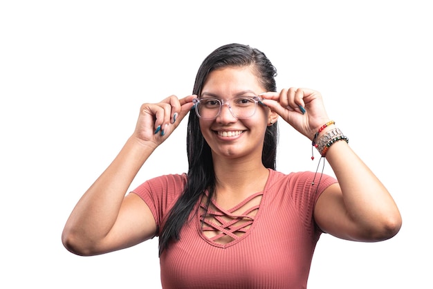 mulher latina sorridente com óculos olhando para a câmera no fundo branco