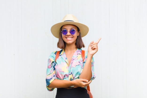 Mulher latina sorrindo feliz e olhando de soslaio, pensando, pensando ou tendo uma ideia