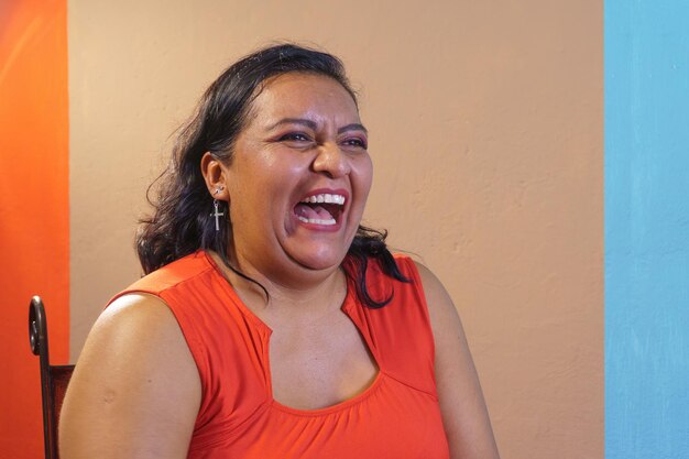 Mulher latina sorrindo na frente da câmera