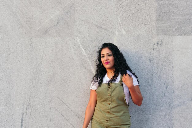 Mulher latina sorrindo na rua da cidade