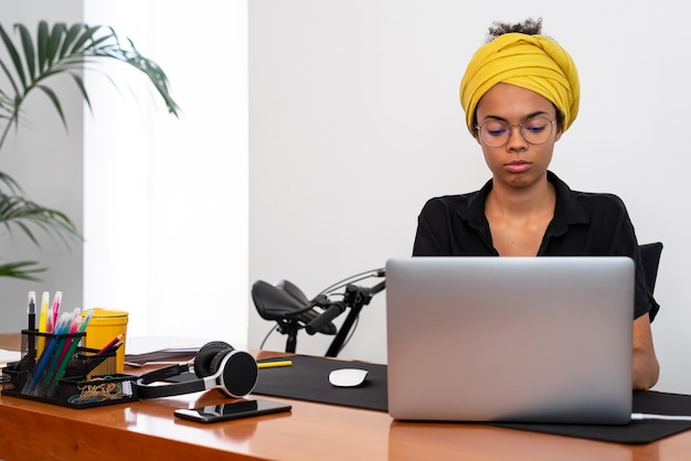 Foto mulher latina trabalhando em casa com laptop e documentos