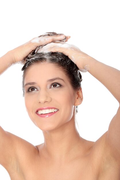 Foto mulher lavando o cabelo contra um fundo branco