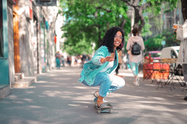 Mulher legal andando de skate