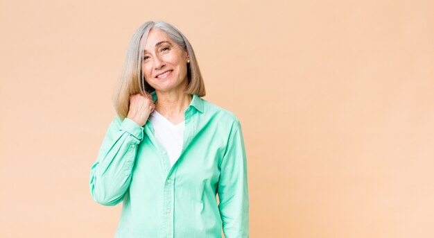 Mulher legal de meia idade rindo alegre e confiante com um sorriso casual, feliz e amigável