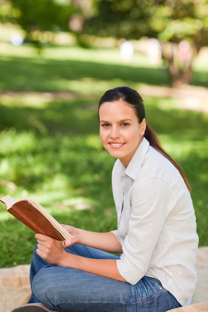 Mulher, leitura, parque