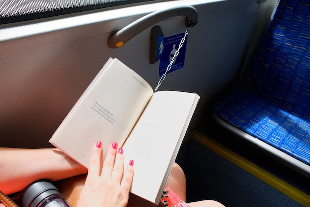 Mulher lendo ebook no ônibus de trem