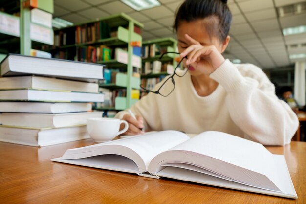 mulher lendo em uma biblioteca