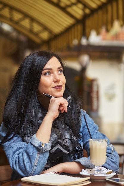 Mulher lendo estudando o conceito de relaxamento de restaurante de café