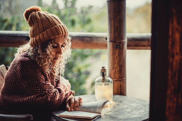 Mulher lendo livro em atividade de lazer de inverno em casa