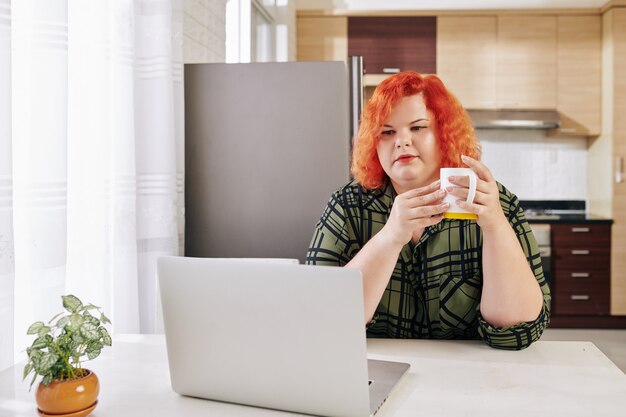 Mulher lendo notícias online