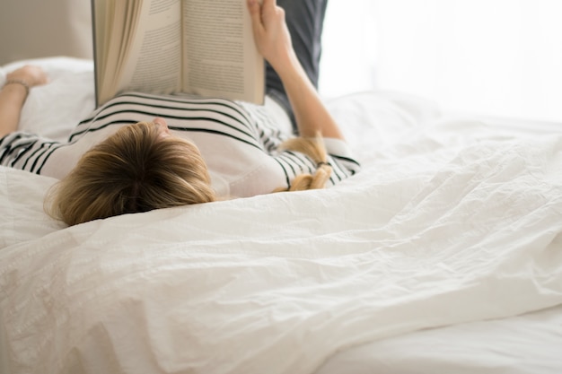 Foto mulher, lendo um livro, ligado, um, cama