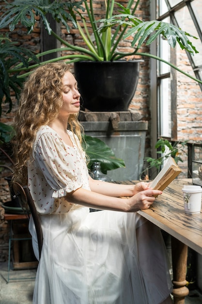 Mulher lendo um romance em um café