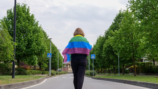 Mulher lésbica com bandeira de arco-íris LGBTQIA no orgulho