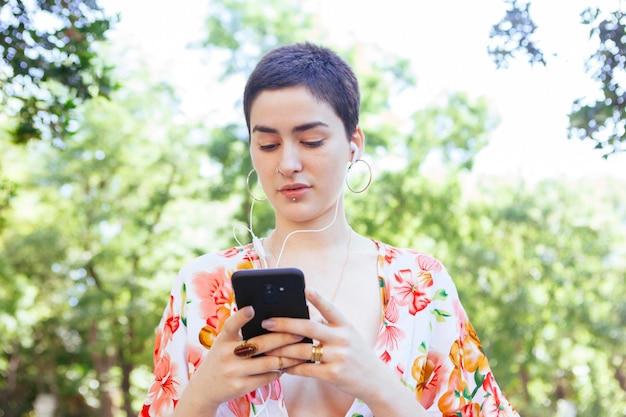 Mulher lésbica se comunicando com os amigos