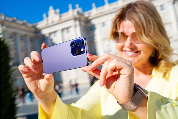 Mulher, levando, foto, com, telefone móvel