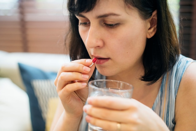 Mulher, levando, medicação, para, dela, doença