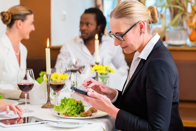 Mulher, ligado, negócio, almoço, verificar, mails, telefone