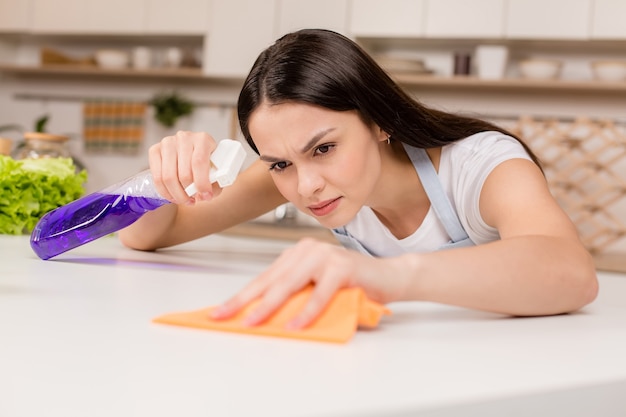 Mulher limpando a cozinha