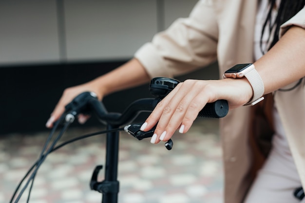 Foto mulher linda andando de bicicleta ecológica