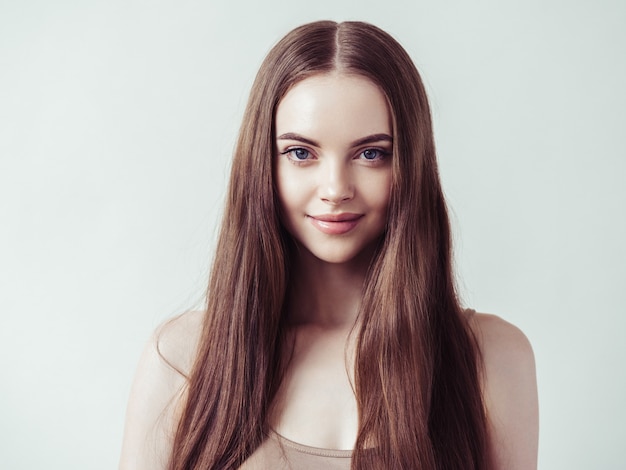 Mulher linda com cabelo longo e bonito